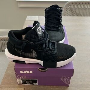 LEBRON WITNESS VIII TB - NEW - Women’s 9/Men’s 7.5